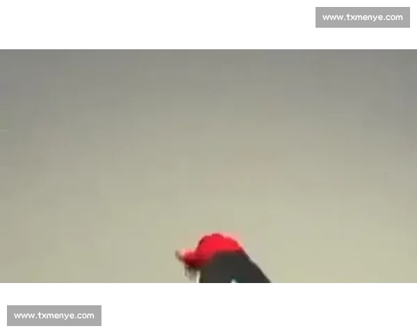 师姐神救援！小伙空翻碰倒靠垫，两脚定乾坤